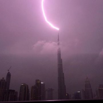 برخورد صاعقه با برج خلیفه دبی