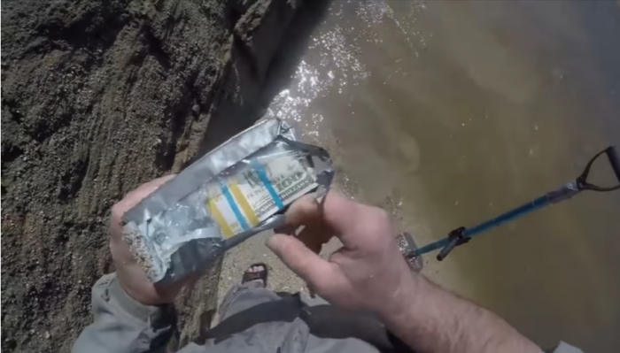 بسته ای پر از دلار