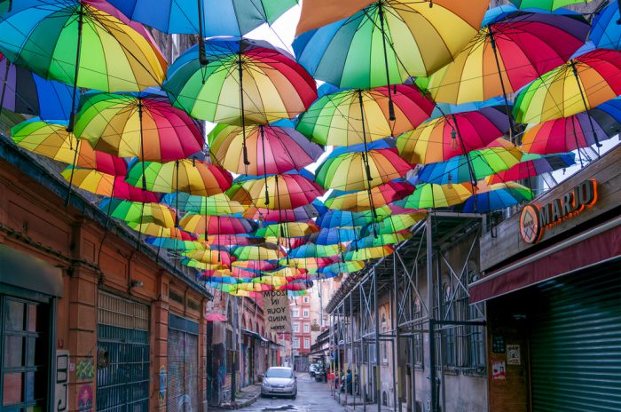 فعالیت های رایگان استانبول چتر های رایگان خیابان کاراکوی